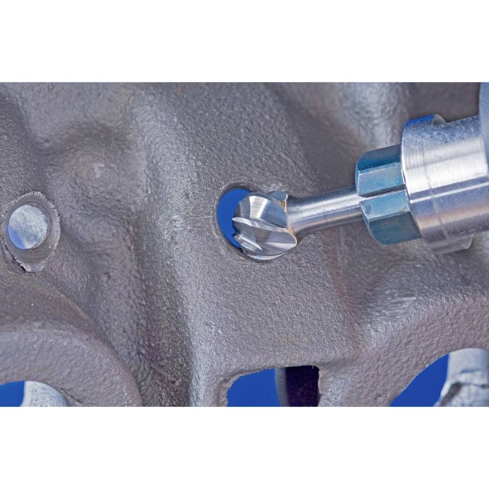 Wiertło metalowe obrabia chropowatą powierzchnię, tworząc precyzyjny otwór w materiale metalowym.