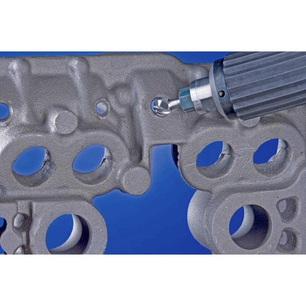 Metalowy element jest obrabiany przy pomocy narzędzia obrotowego. Narzędzie usuwa materiał z powierzchni elementu.