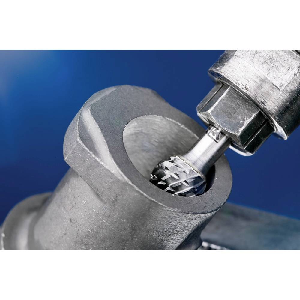 Zbliżenie procesu obróbki metalu: Narzędzie obrotowe kształtuje powierzchnię metalu, tworząc gładką krawędź.