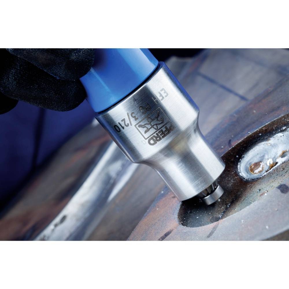 Narzędzie do obróbki metalu w użyciu, widoczny niebieski uchwyt ręczny i numer etykiety, obrabiania powierzchni metalowej.