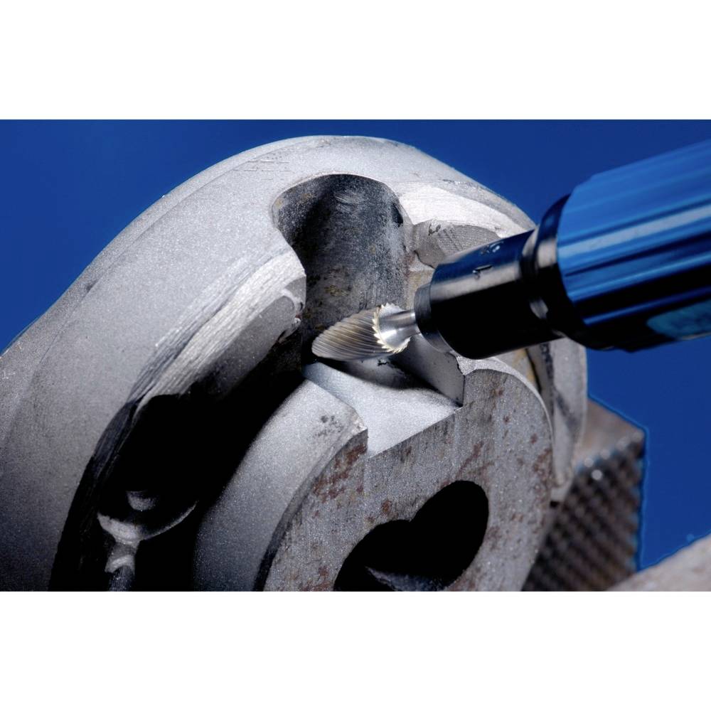 Narzędzie obrabia powierzchnię metalową. Proces wydaje się precyzyjny i przemysłowy, ze szczególnym naciskiem na obróbkę szczegółów.