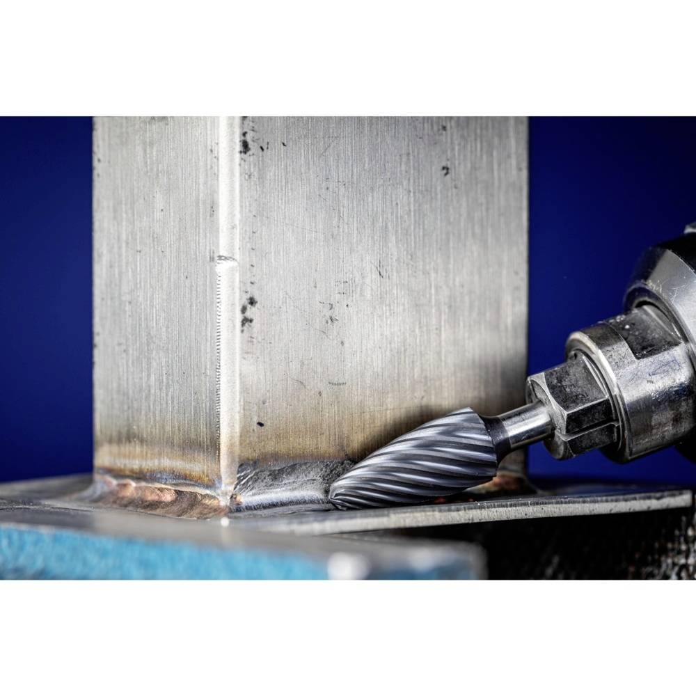 Szlifierka obrabia spawaną krawędź metalu. Zbliżenie prezentuje precyzyjny proces w środowisku warsztatu.