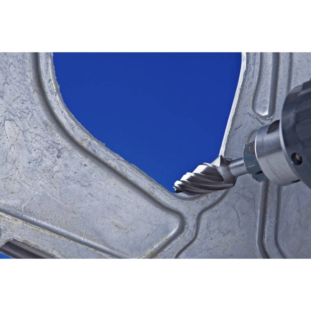 Wiertło metalowe przebija srebrną płytę metalową. Obraz przedstawia narzędzie wiertnicze używane do precyzyjnej obróbki metalu.