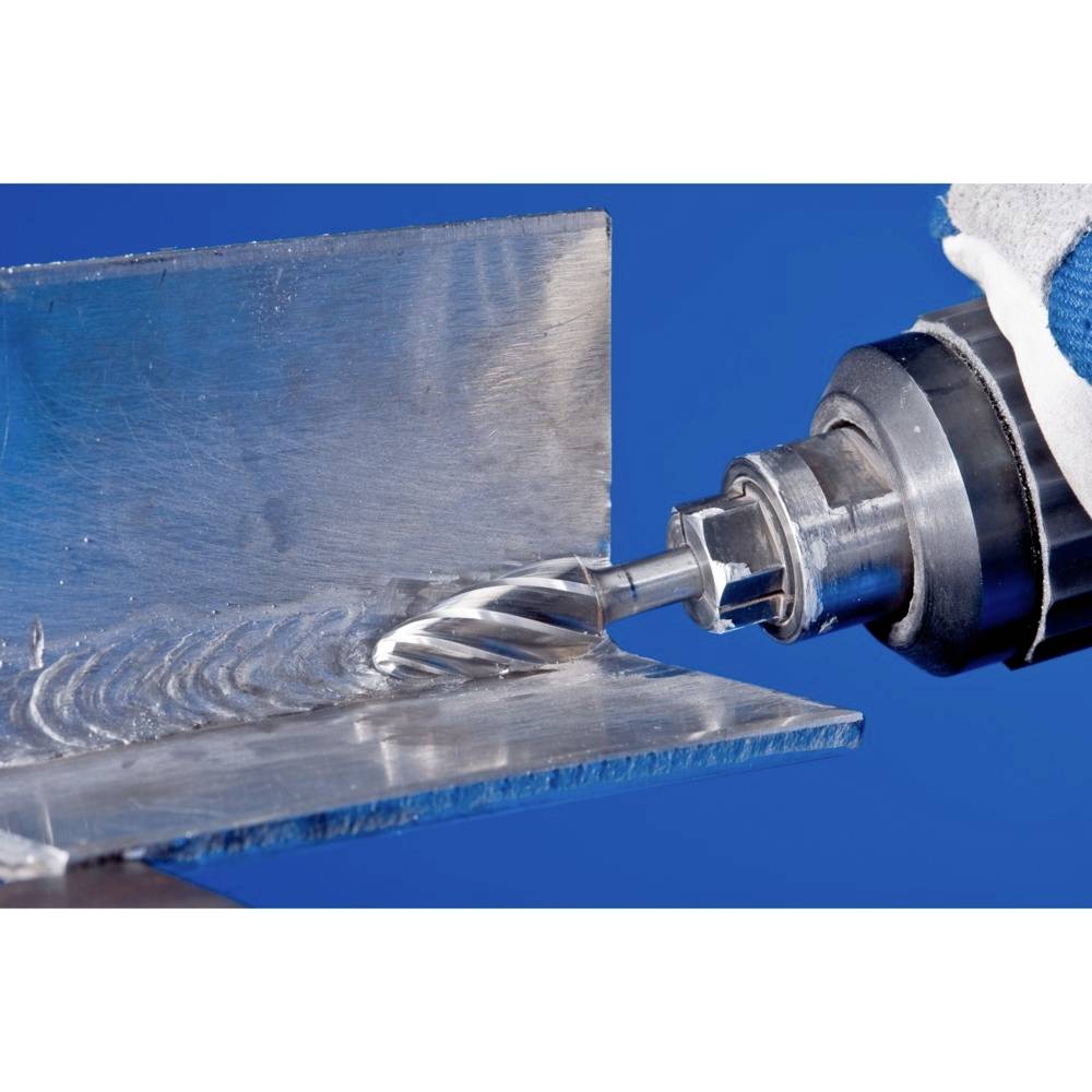 Frezarka metalowa obrabia stalową płytę. Scena przedstawia proces obróbki z wirującą głowicą frezarską w akcji.