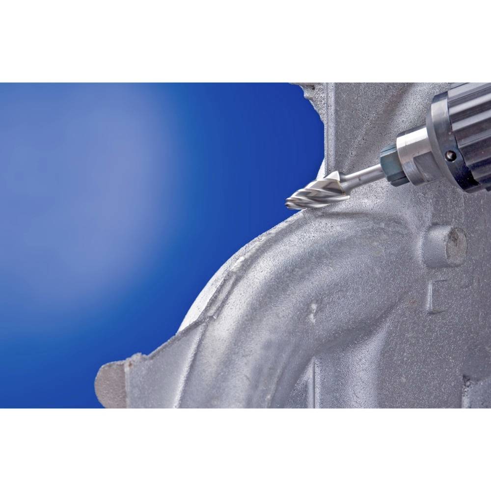 Zbliżenie wiertła metalowego, które wwierca się w szarą metalową powierzchnię na niebieskim tle.