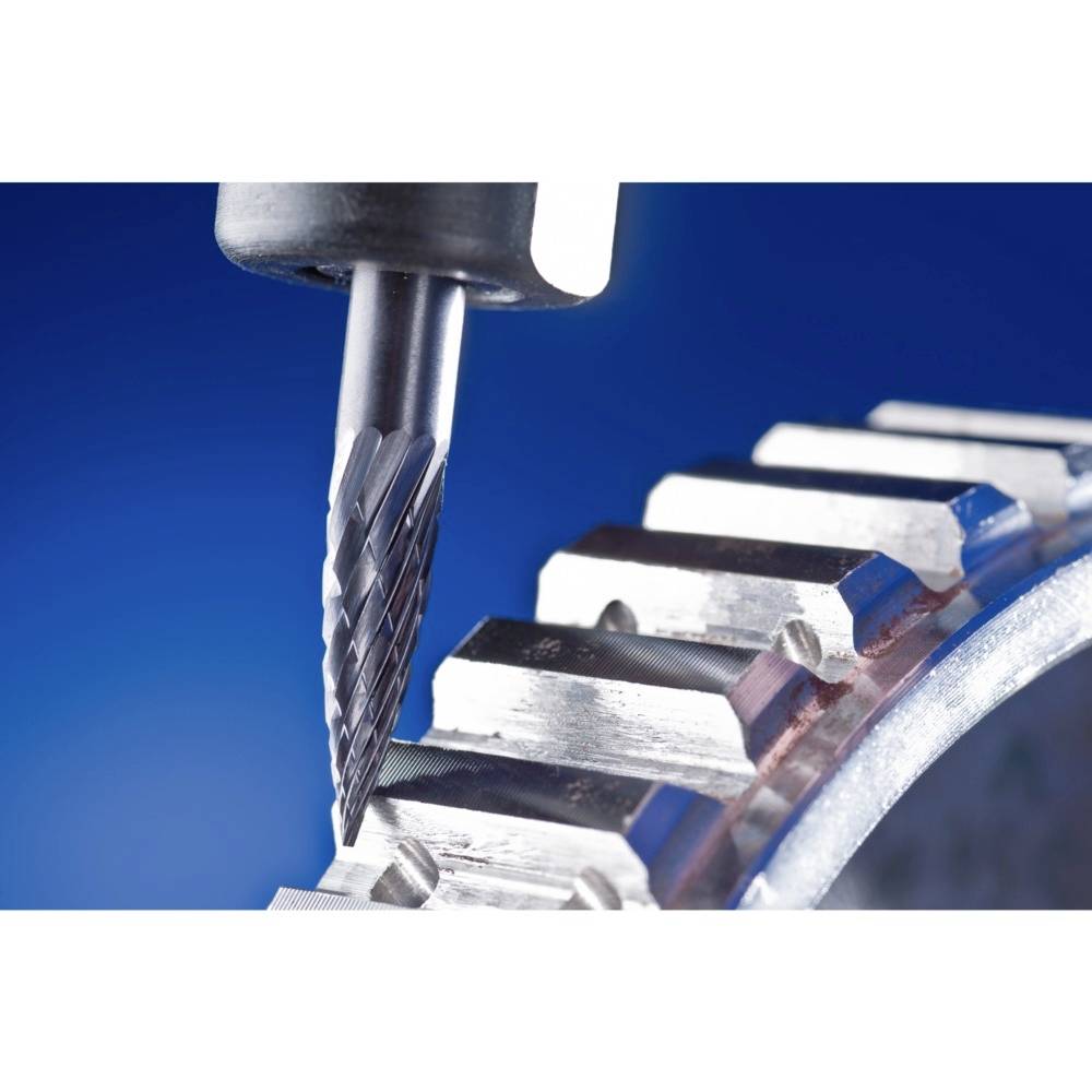 Narzędzie obróbcze frezuje duże metalowe koło zębate, widoczne w zbliżeniu, na niebieskim tle.