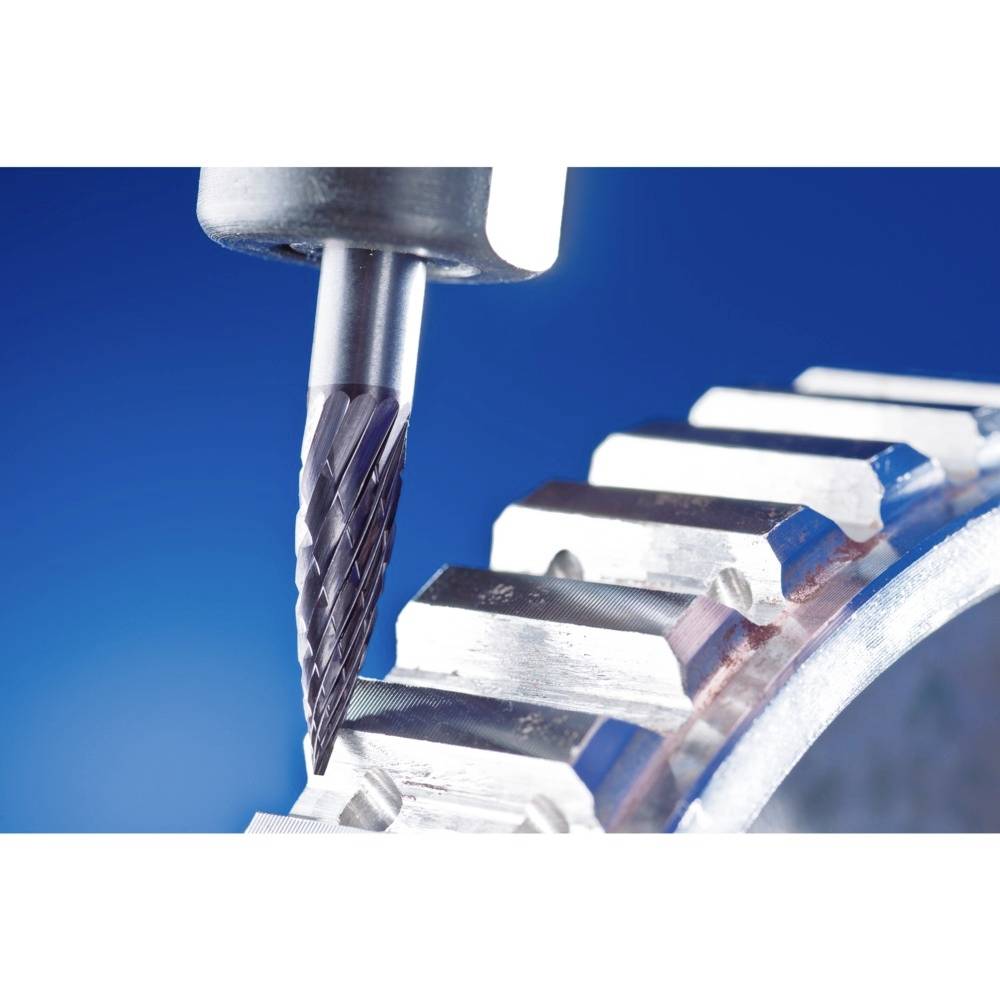 Frezarka metalowa obrabia kołem zębatym na niebieskim podłożu, prezentując precyzyjną obróbkę w procesie produkcyjnym.