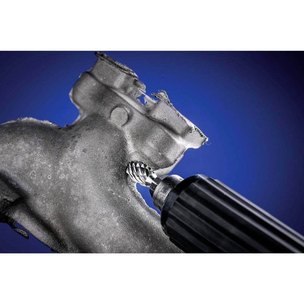 'Frez przemysłowy obrabiający obiekt metalowy; ujęcie szczegółowe; niebieskie tło.'