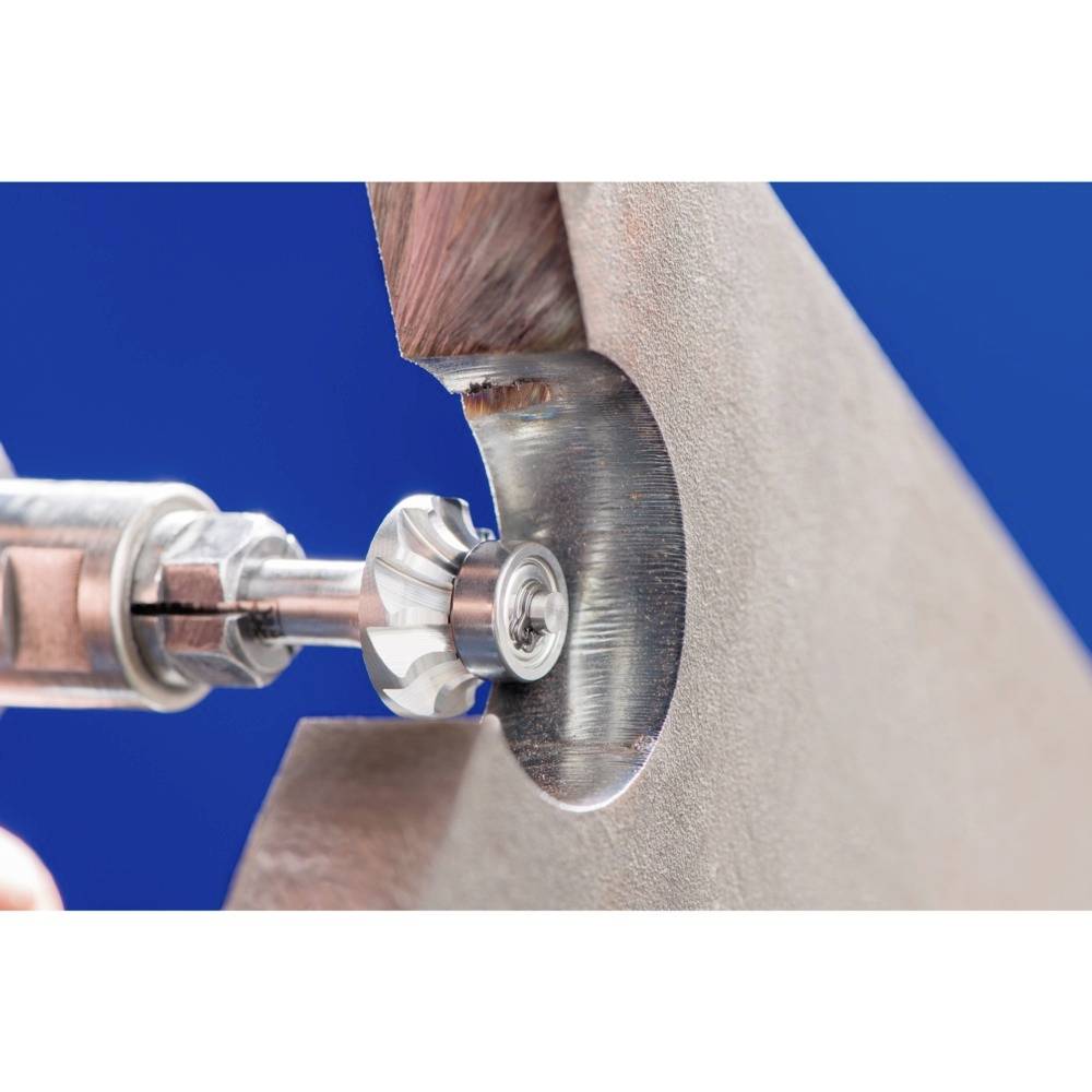 Wiertło obrabia krawędź metalowego elementu. Zbliżenie przedstawia precyzyjne frezowanie wycięcia w metalu.