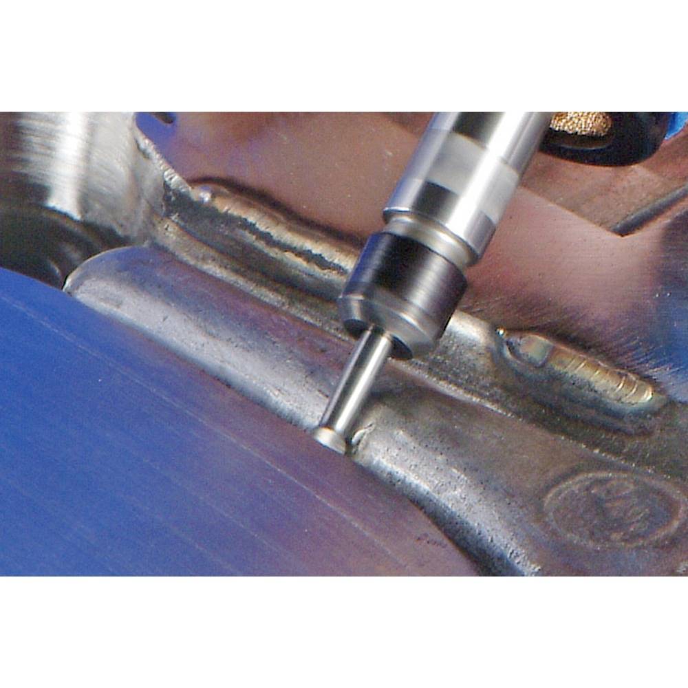 Zbliżenie procesu spawania: Narzędzie obrabia spoinę metalową, aby wygładzić jej powierzchnię.