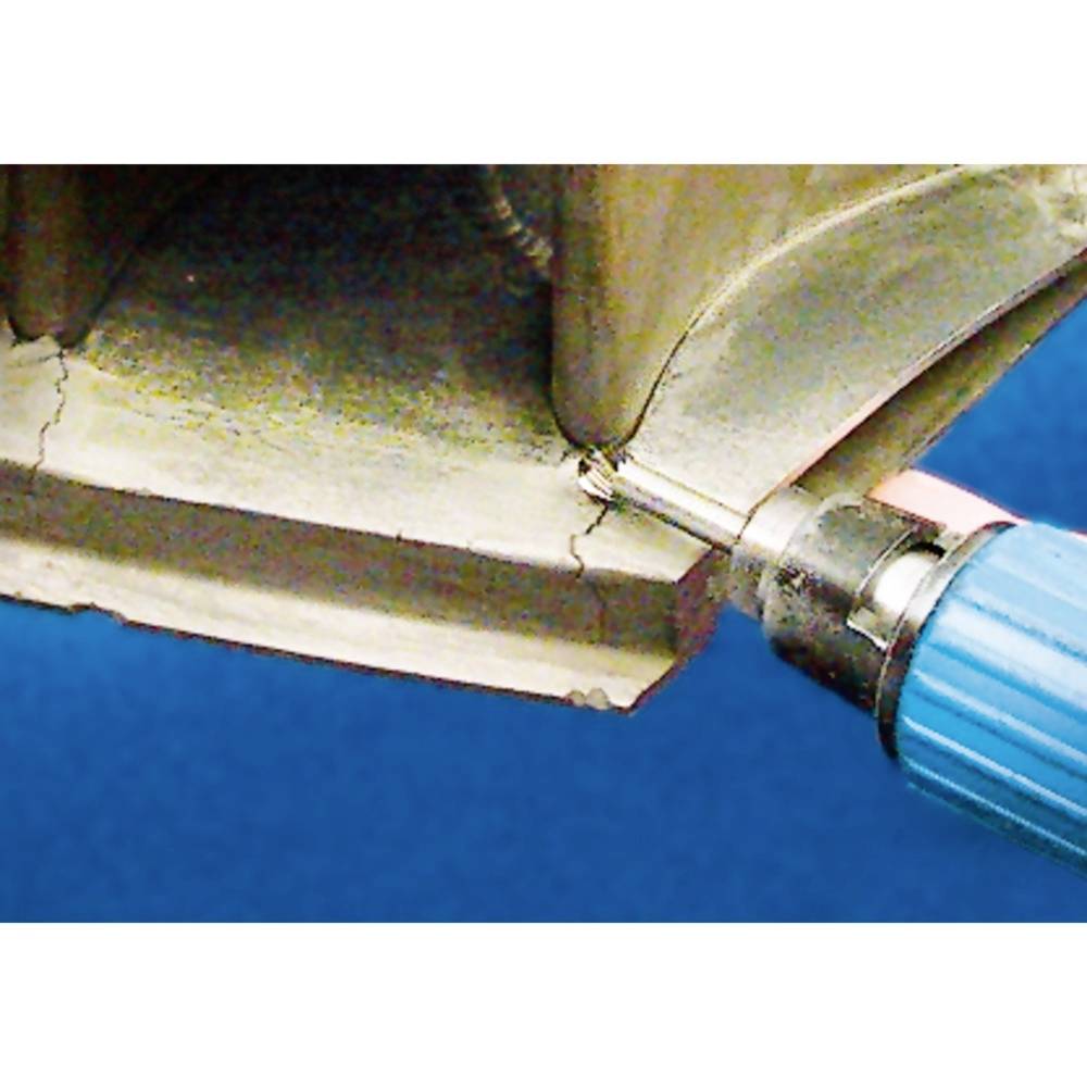 Niebieskie narzędzie naprawia pęknięcie na powierzchni metalowej. Obraz koncentruje się na precyzji wykonywanych czynności.