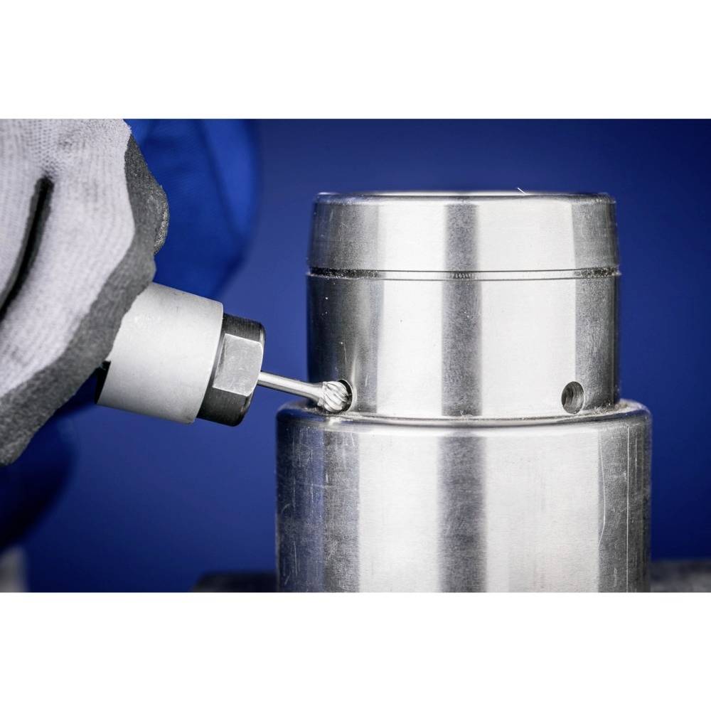 Osoba w rękawiczkach poleruje metalową powierzchnię małym narzędziem ściernym.