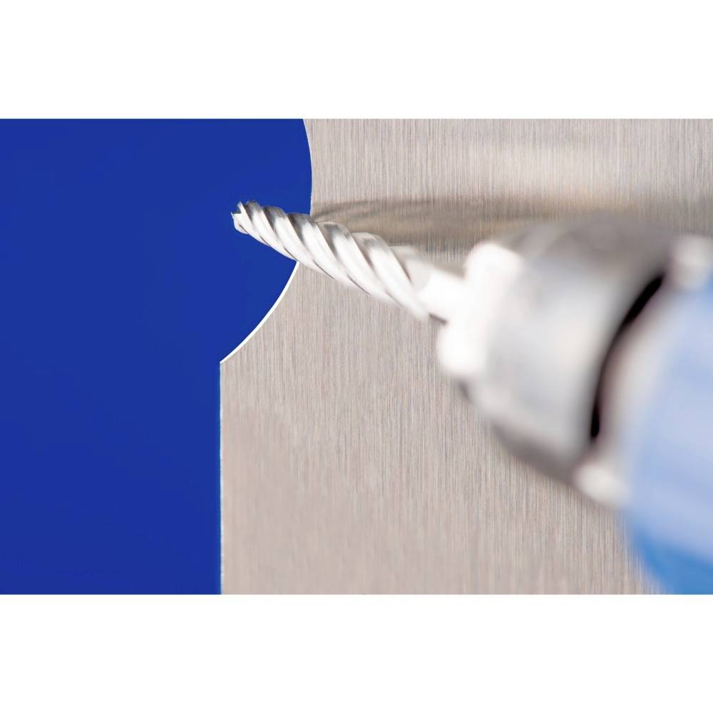 Metalowy wiertarz wykonuje precyzyjny otwór w płycie metalowej na niebieskim tle.