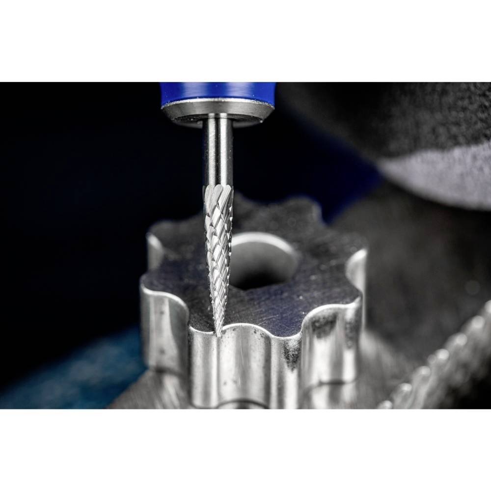 Frez obrabia ząbkowany metalowy cylinder. Końcówka narzędzia jest skupiona, co pokazuje precyzję obróbki metalu.