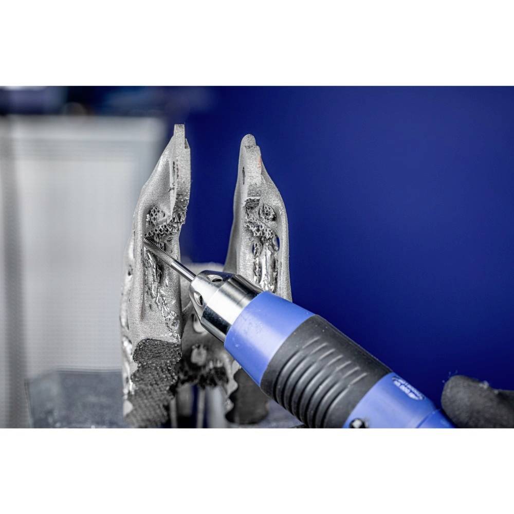 Elektronarzędzie szlifuje powierzchnię metalu, wytwarzając iskry. Szczegółowy kadr procesu roboczego w środowisku warsztatu.