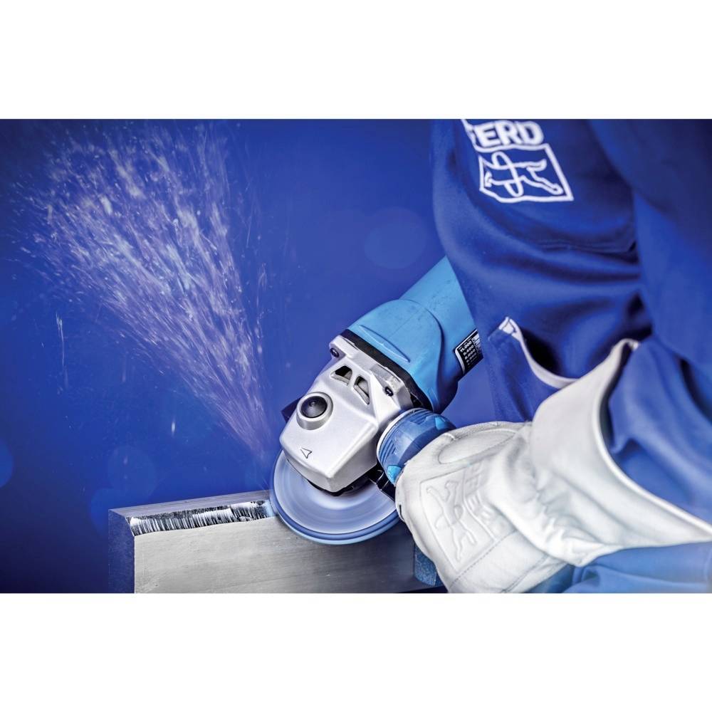 Osoba szlifuje metal pod kątem za pomocą szlifierki kątowej, a iskry rozbryzgują się w powietrzu. Osoba jest ubrana w odzież ochronną.