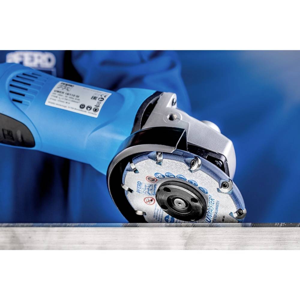 Zbliżenie kątnicy obrabiającej powierzchnię metalową. Szlifierka jest niebieska i posiada obrotową tarczę.