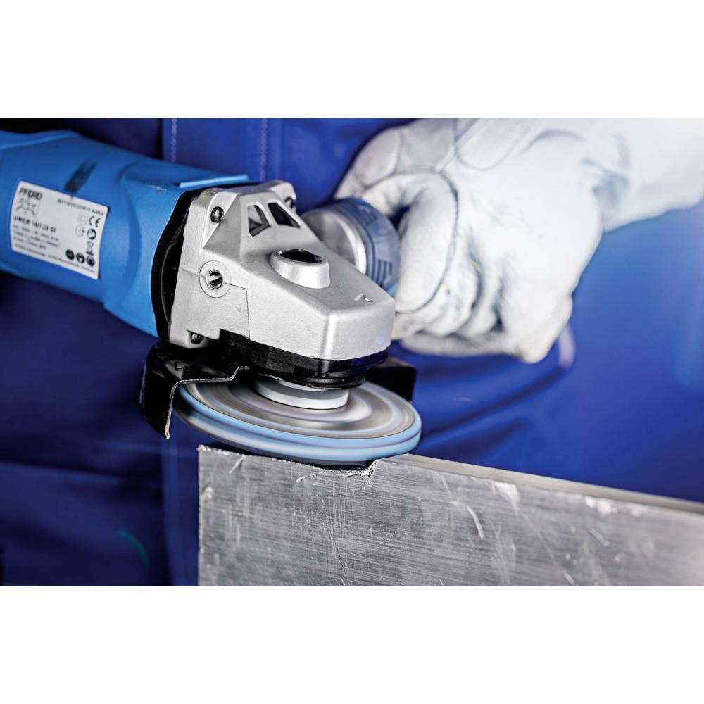 Zbliżenie osoby w rękawicach ochronnych używającej elektrycznej szlifierki do szlifowania metalu.