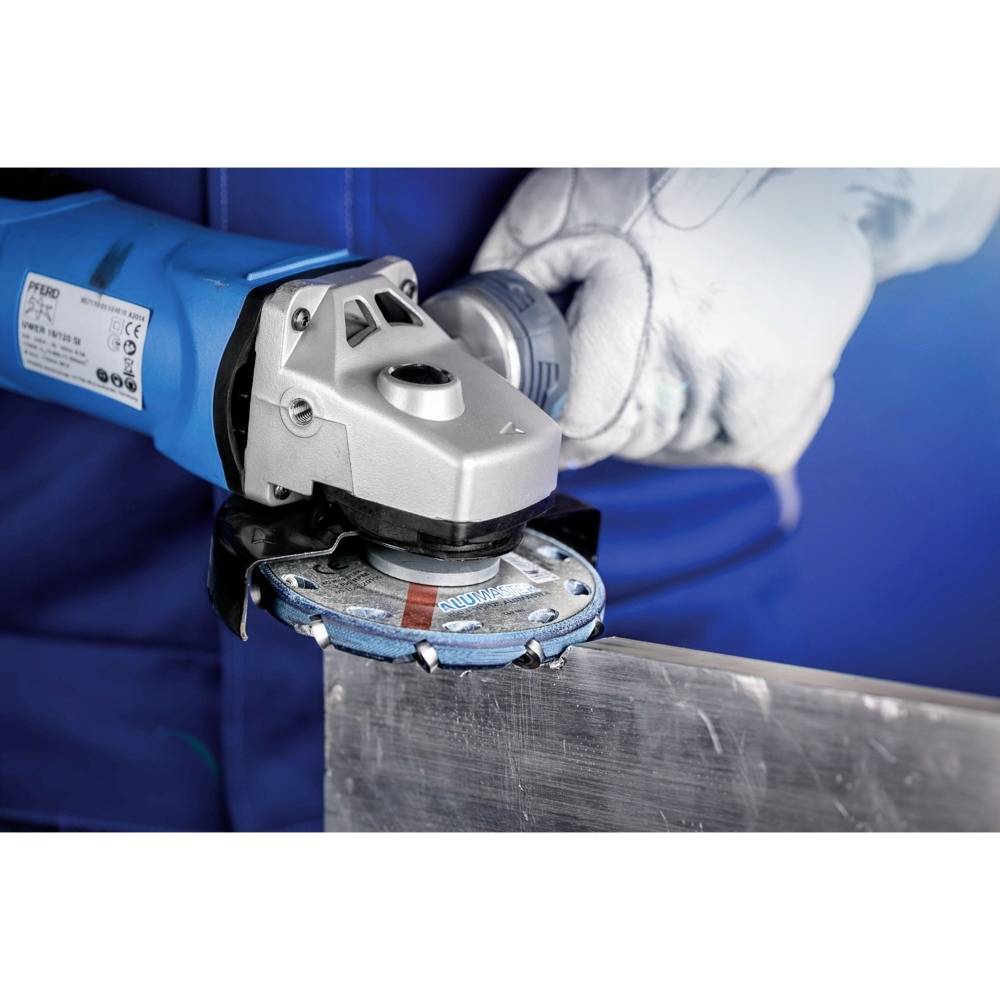 Osoba używa szlifierki kątowej do obróbki płyty metalowej. Fokus skierowany jest na maszynę i dłoń.