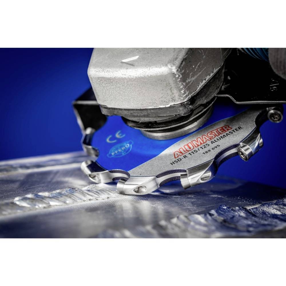 Maszyna frezuje powierzchnię metalową. Zbliżenie głowicy frezującej z serii 'ALUMASTER', z ostrymi krawędziami, w pozycji roboczej na metalu.