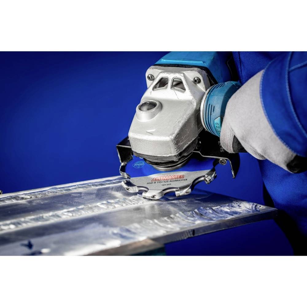 Osoba używa szlifierki kątowej do obróbki powierzchni metalowej. Tło jest niebieskie.