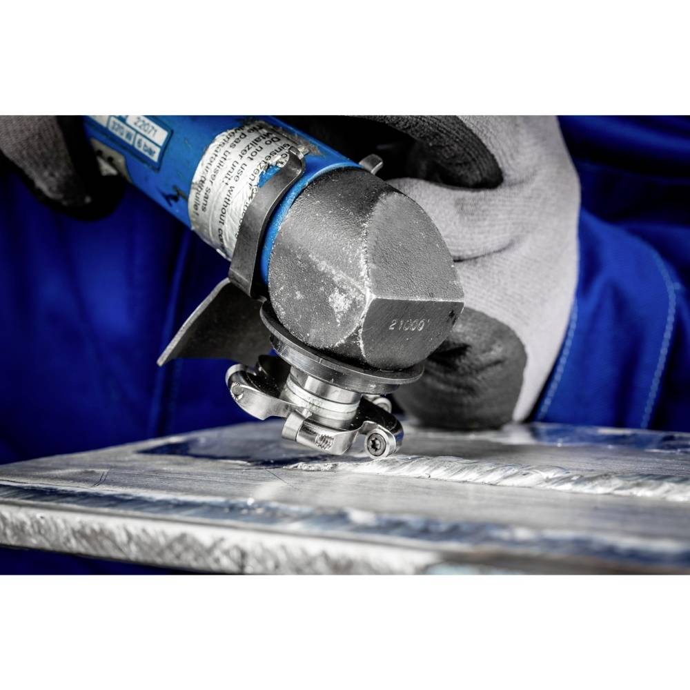 Osoba ubrana w niebieskie ubranie ochronne używa niebieskiego elektronarzędzia do obróbki metalu przy krawędzi.