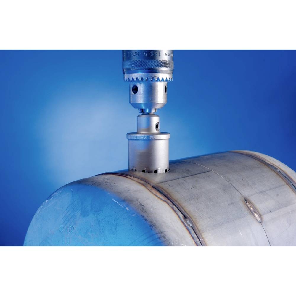 Metalowy cylinder jest wiercony w specjalnie opracowanym procesie. Wiertło wycina otwór w powierzchni cylindra.