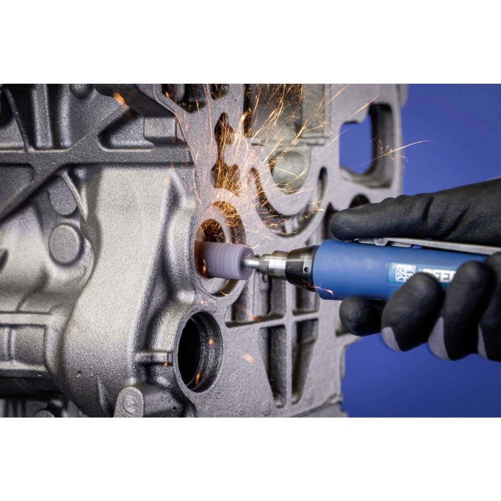 Osoba szlifuje element metalowy elektronarzędziem. Podczas pracy narzędzia na powierzchni metalowej pojawiają się iskry.