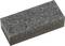 Prostokątny szary kamień szlifierski wykonany z porowatego materiału, leżący na płaskiej powierzchni.
