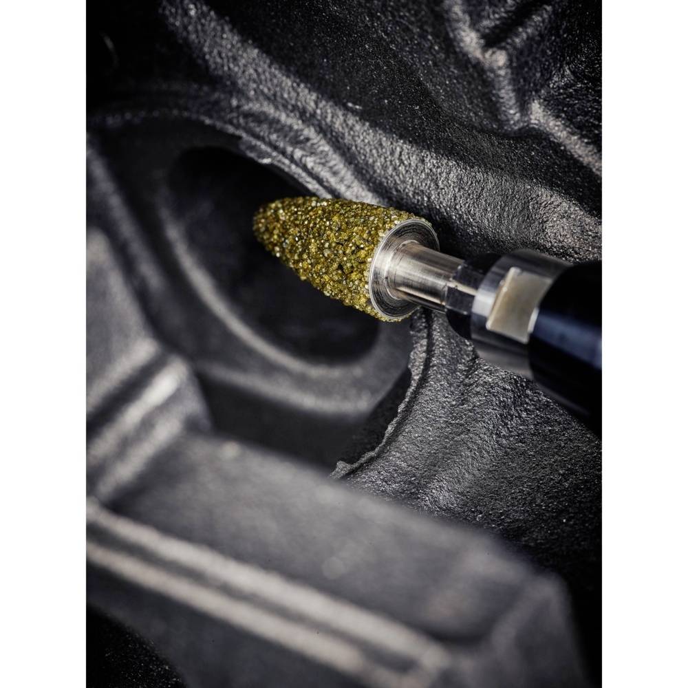 Diamentowe narzędzie szlifierskie obrabia powierzchnię metalową, tworząc precyzyjne, pozbawione iskier wykończenie i delikatną teksturę, ujęcie z bliska.