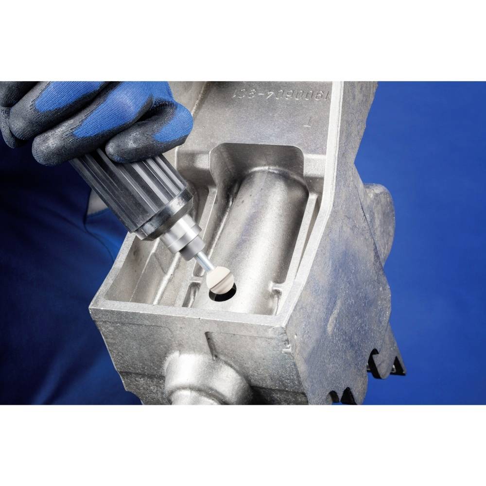 Osoba wygładza powierzchnię metalową elektryczną pilnikiem, aby wyrównać materiał.