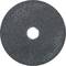 Okrągła nakładka szlifierska z centralnym otworem. Powierzchnia jest szorstka i ciemnoszara, przydatna do wygładzania lub polerowania materiałów.
