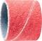 Zbliżenie czerwonego paska ściernego o szorstkiej powierzchni. Idealny do prac szlifierskich przy drewnie lub metalu.