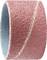 Czerwony pas szlifierski w kształcie cylindrycznym, używany do szlifowania lub wygładzania powierzchni.