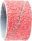 Czerwona taśma szlifierska, o grubym ziarnie, z popękaną powierzchnią, przedstawiona z boku. Używana do prac szlifierskich.