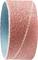 Obraz przedstawia gruby, czerwono-niebieski pierścień taśmy szlifierskiej, używany w urządzeniach szlifierskich do wygładzania lub kształtowania powierzchni.