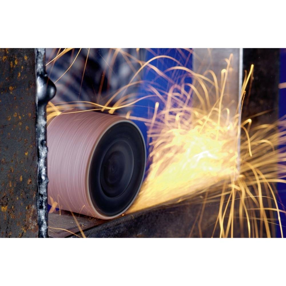 Tarcza szlifierska szlifuje metal, powodując powstawanie iskier. Zbliżenie procesu iskrzenia podczas obróbki metalu.