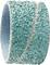 Niebiesko-zielony pierścień taśmy szlifierskiej, silnie teksturowany do efektywnego szlifowania, na neutralnym tle.