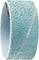 Niebieska taśma ścierna w zbliżeniu, ukazująca szorstką, ziarnistą strukturę taśmy używanej do obróbki powierzchni.