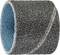 Szary pas szlifierski w kształcie cylindrycznym o szorstkiej powierzchni, używany do szlifowania lub polerowania materiałów.