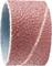 Różowa taśma szlifierska o szorstkiej powierzchni, stosowana w maszynach do obróbki drewna lub metalu.