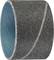 Pas szlifierski o szorstkiej, szarej powierzchni, w kształcie cylindra, z niebieskim kolorem od wewnętrznej strony. Odpowiedni do prac szlifierskich na drewnie lub metalu.