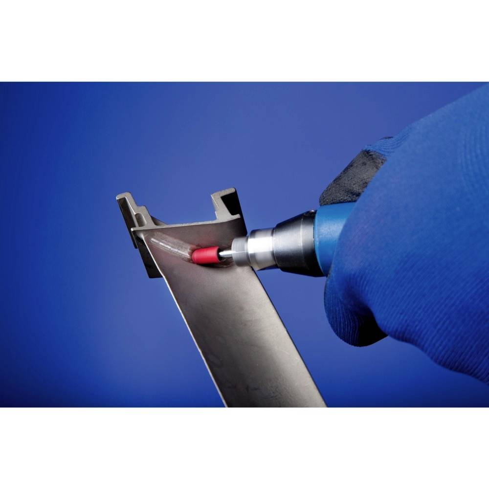 Dłoń w niebieskiej rękawicy trzyma narzędzie i szlifuje metalową krawędź na niebieskim tle.