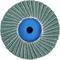 Obraz nakładki tnącej z osiowymi zielonymi lamelami ściernymi i niebieskim centrum na białym tle.