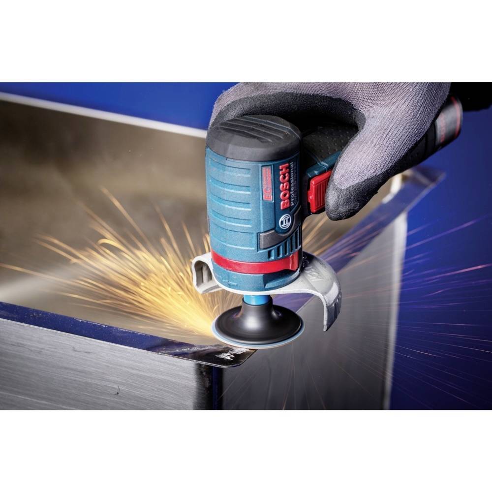 Jedna osoba szlifuje metalowy narożnik niebieską szlifierką kątową Bosch. Spod metalowej krawędzi lecą iskry.