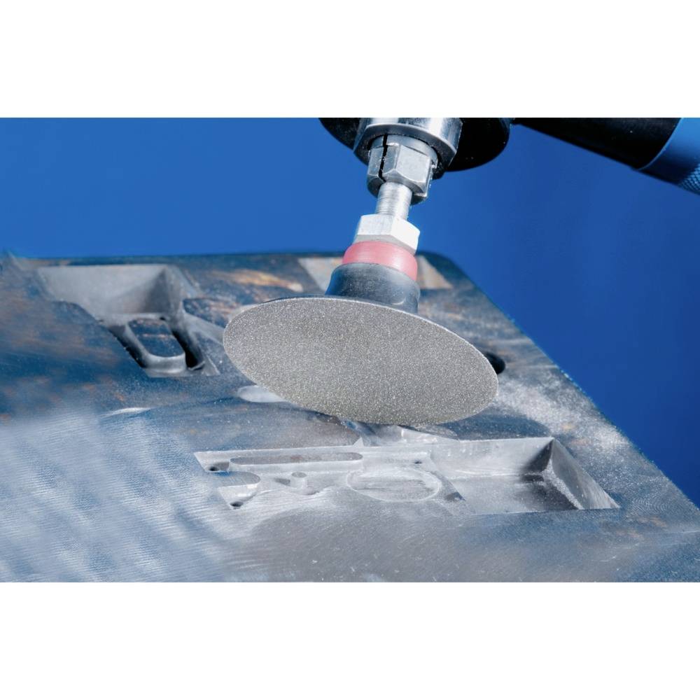 Szlifierka obrabia powierzchnię metalową. Obracająca się tarcza szlifierska jest w ruchu i wytwarza iskry.