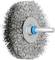 Stalowa szczotka z drutenymi włoskami i niebieskim pierścieniem z tworzywa sztucznego, używana do szlifowania powierzchni metalowych.