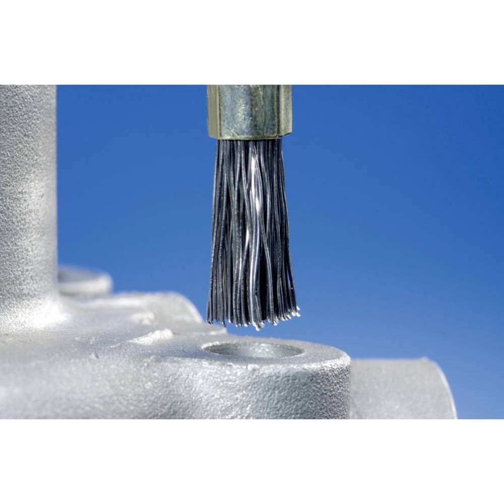 Metalowa szczotka obrabia powierzchnię metalu; zbliżenie pokazuje precyzyjne czyszczenie lub polerowanie, na niebieskim tle.