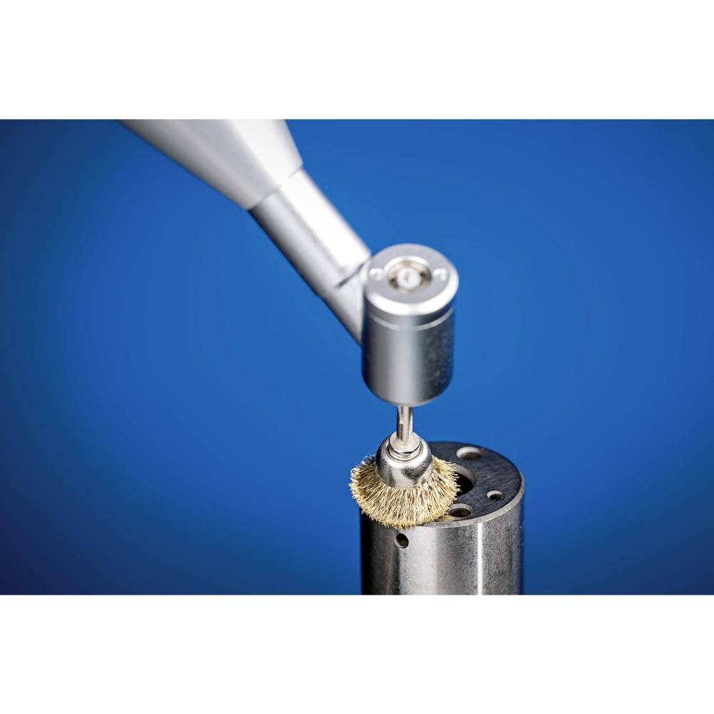 Metalowe narzędzie poleruje metalową powierzchnię za pomocą obrotowej szczotki. Tło jest niebieskie.