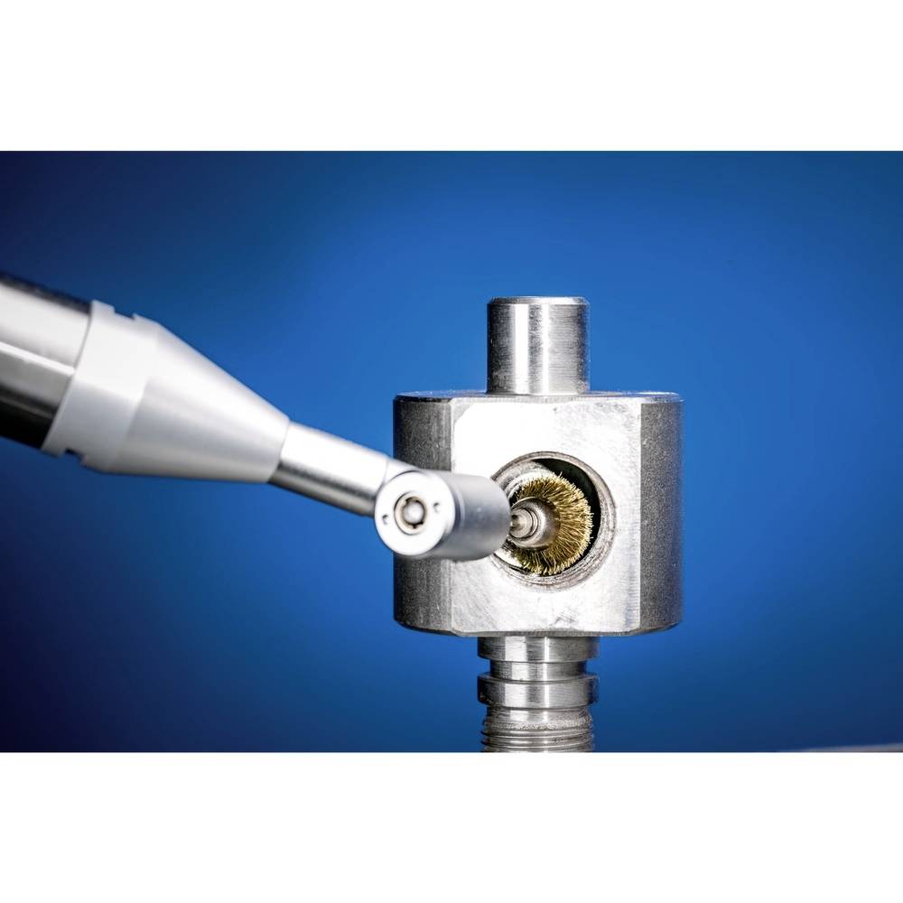 Precyzyjny przyrząd pomiarowy mierzy średnicę metalowego otworu. Tło jest niebieskie.